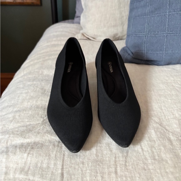 Vivaia Scarlett Pointed Toe Kitten Heels in Black Size 38 - Picture 5 of 8